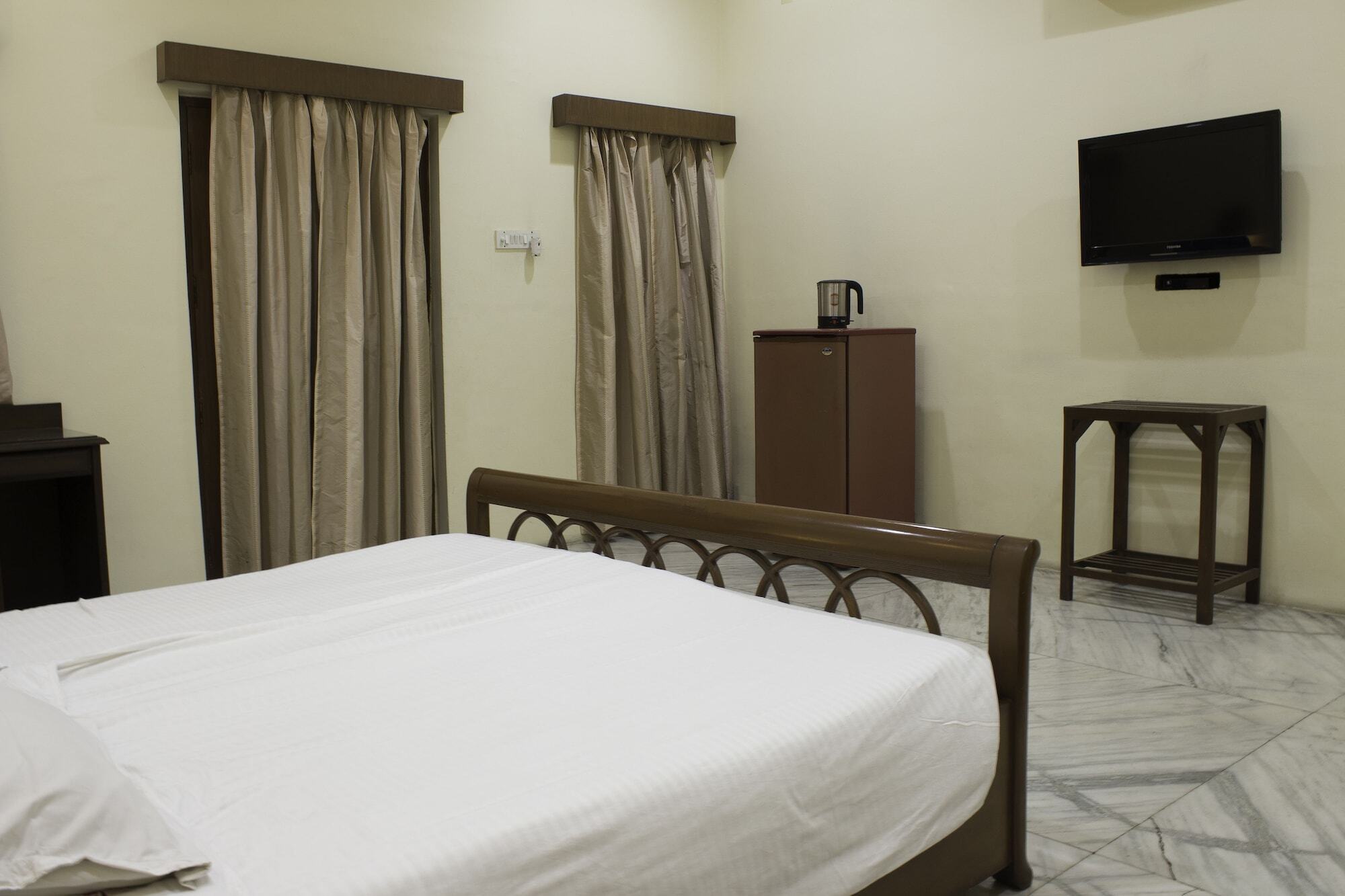 Turf Club House Hotel ปูเน่ ภายนอก รูปภาพ